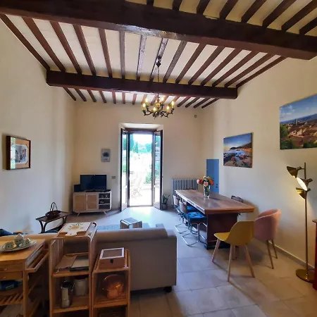 Confortevole Bilocale A Pochi Chilometri Dal Mare Con Ampia Terrazza Privata E Vista Sulla Campagna Toscana